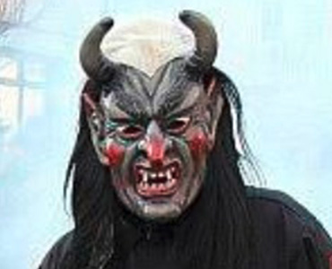 Das Bild zeigt die Maske des Teufels auf einem Korkboden
