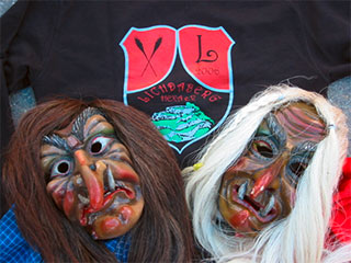 Auf dem Foto ist unser Vereins-T-Shirt sowie 2 unserer Hexenmasken abgebildet